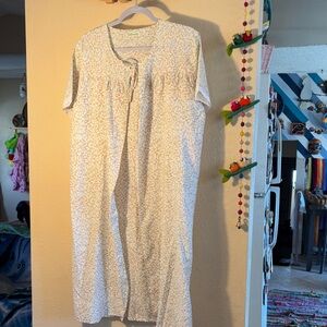 EUC VINTAGE SM INTIMATES floral cover robe or housecoat, characterized by its s